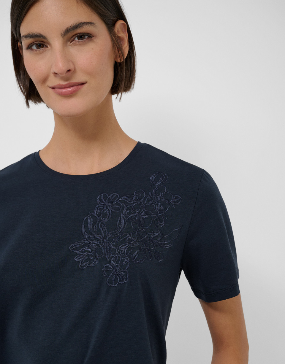 Camiseta manga corta azul marino con bordado ... | Roberto Verino