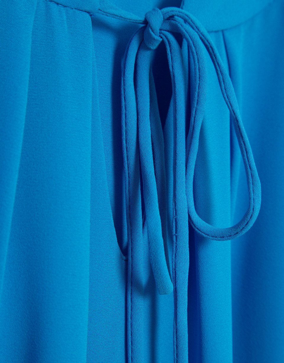 Vestido midi fruncido azul con manga capa | Roberto Verino