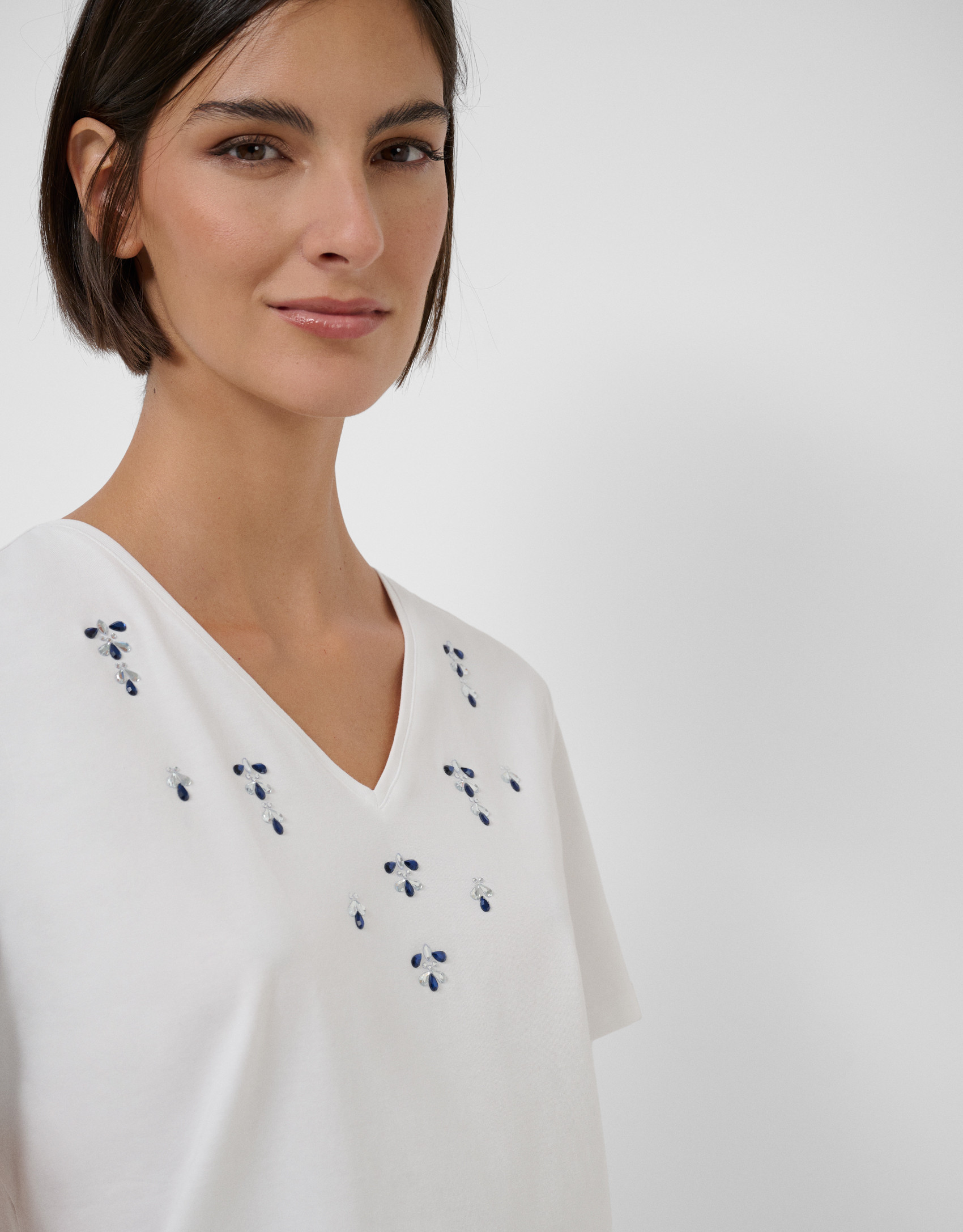 White cotton V-neck t-shirt with rhinestones | Roberto Verino