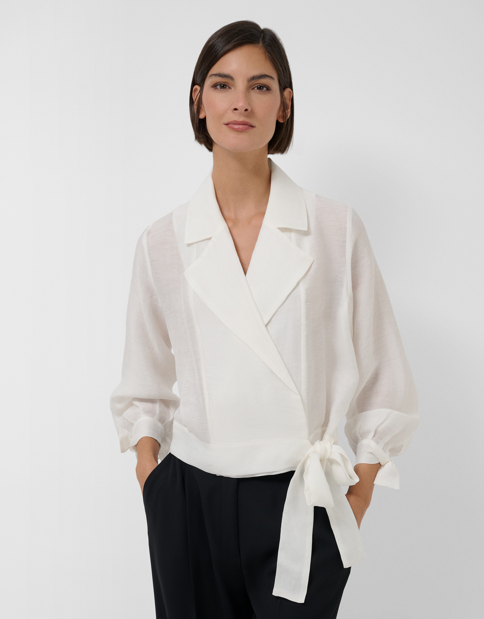 Cropped shirt with tie waist in white linen | Roberto Verino