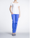 Blusa de algodón blanco cuello barco con encajes.