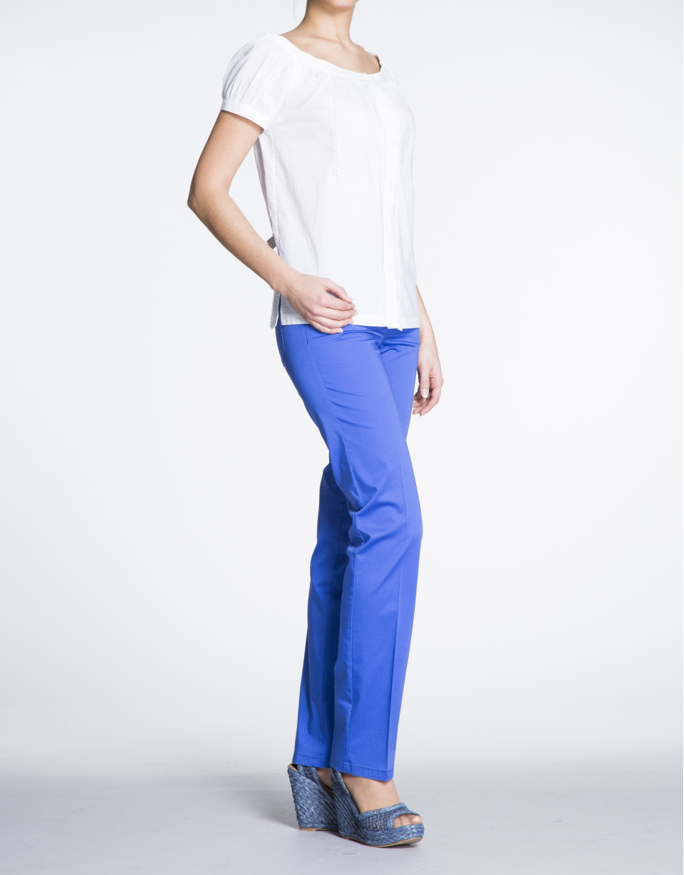 Blusa de algodón blanco cuello barco con encajes.
