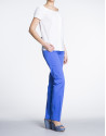 Blusa de algodón blanco cuello barco con encajes.