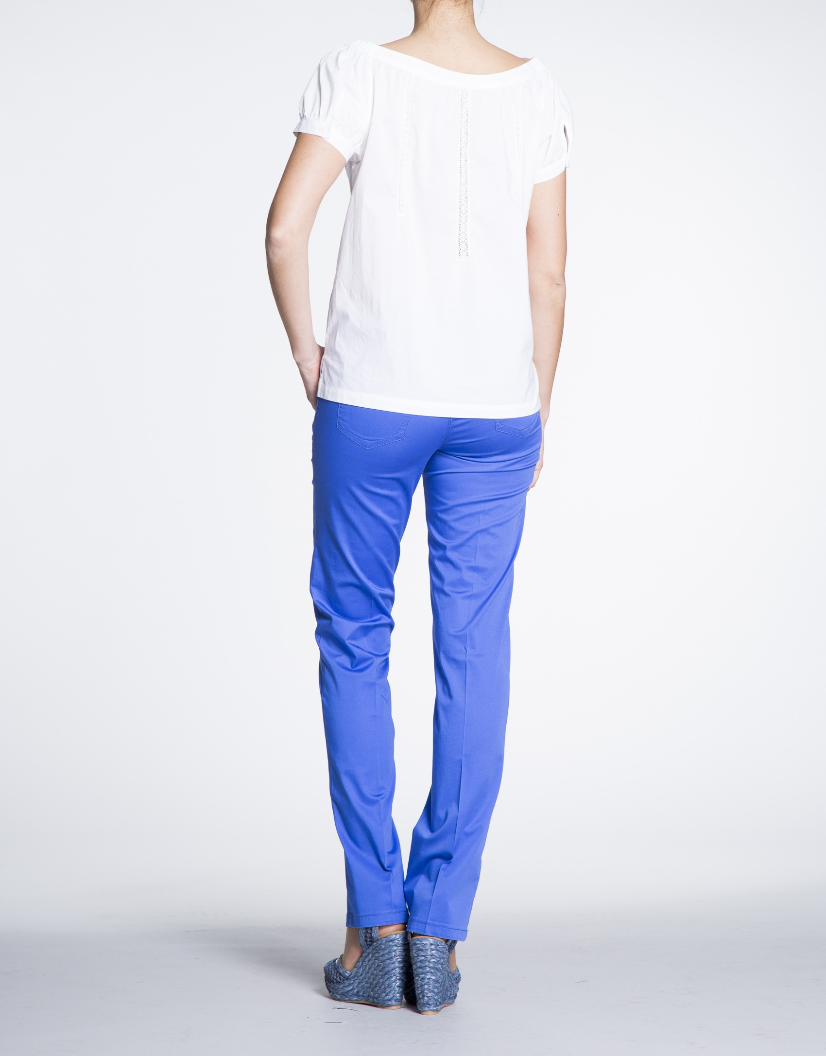 Blusa de algodón blanco cuello barco con encajes.