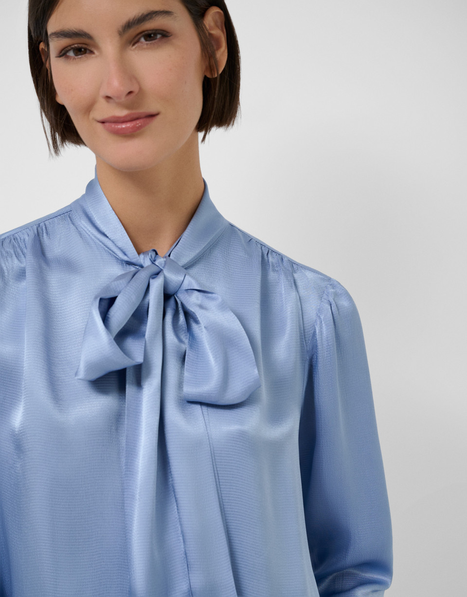Blusa con lazada en cuello azul empolvado | Roberto Verino