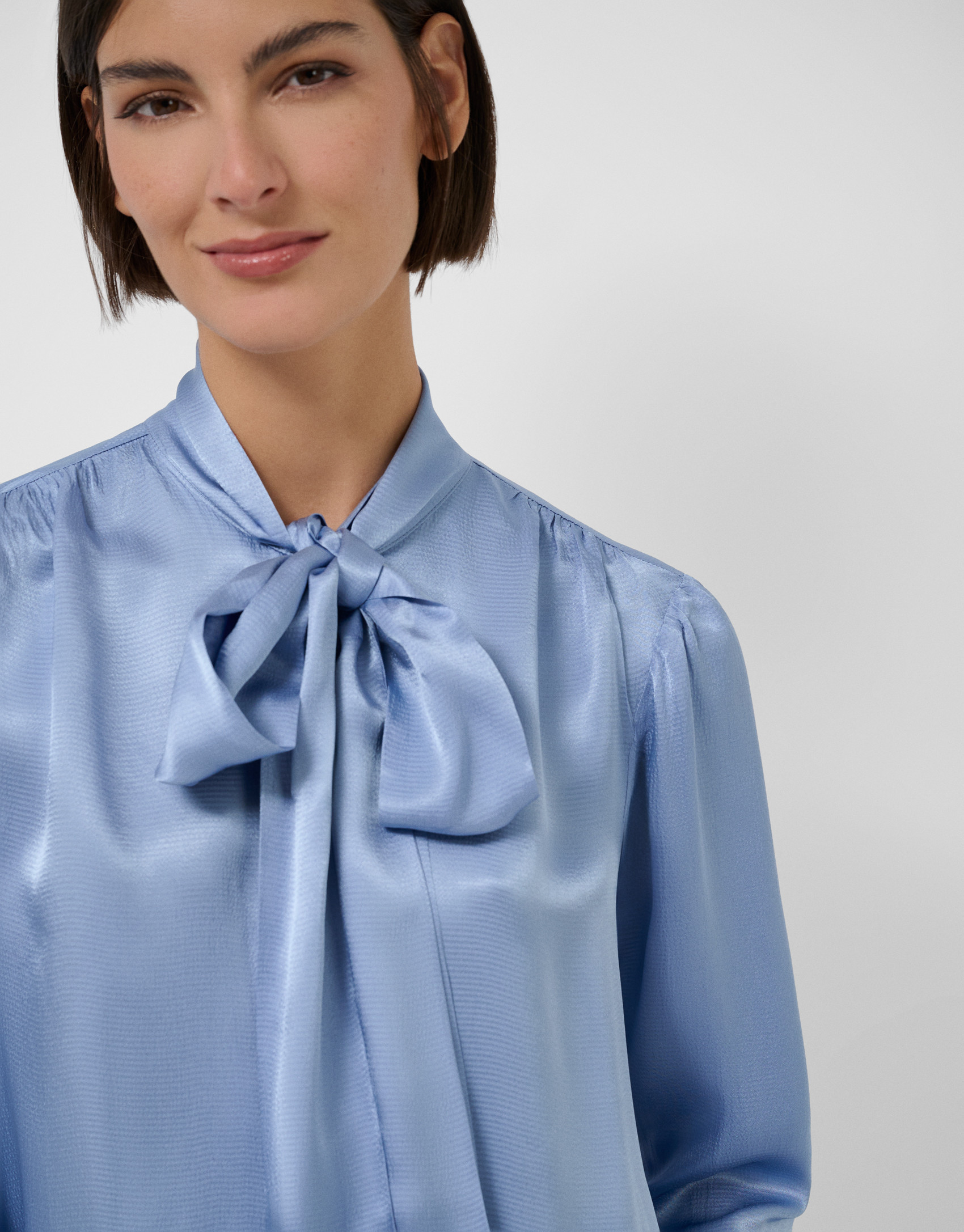 Powder blue blouse with bow collar - Mujer | Roberto Verino