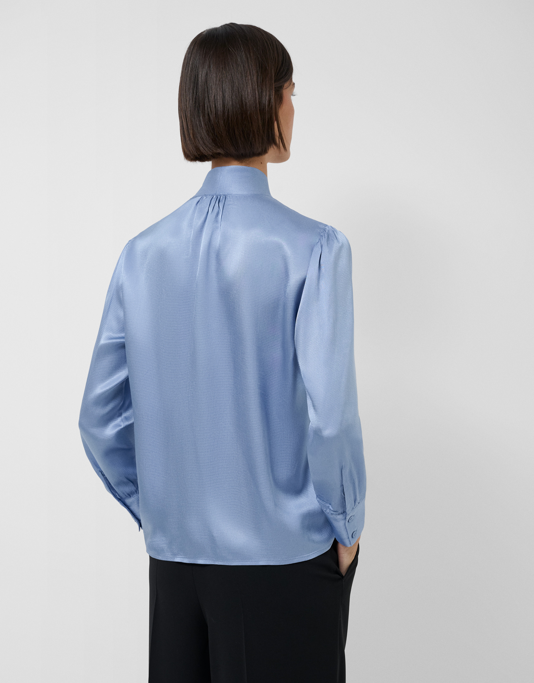 Powder blue blouse with bow collar - Mujer | Roberto Verino