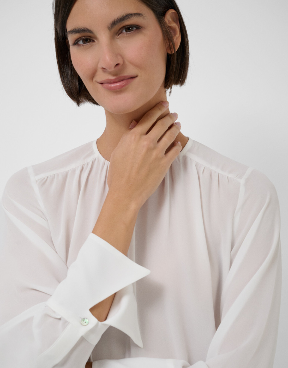 Off-white gathered blouse with flared cuffs | Roberto Verino