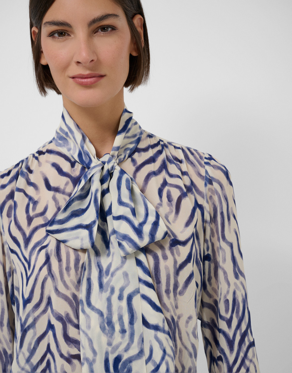 Blusa con lazada en cuello animal print azul | Roberto Verino
