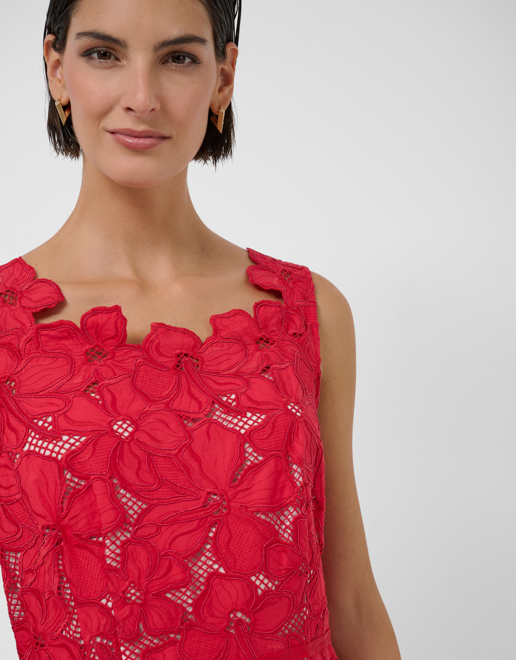 Vestido midi sin mangas bordado y troquelado ... | Roberto Verino