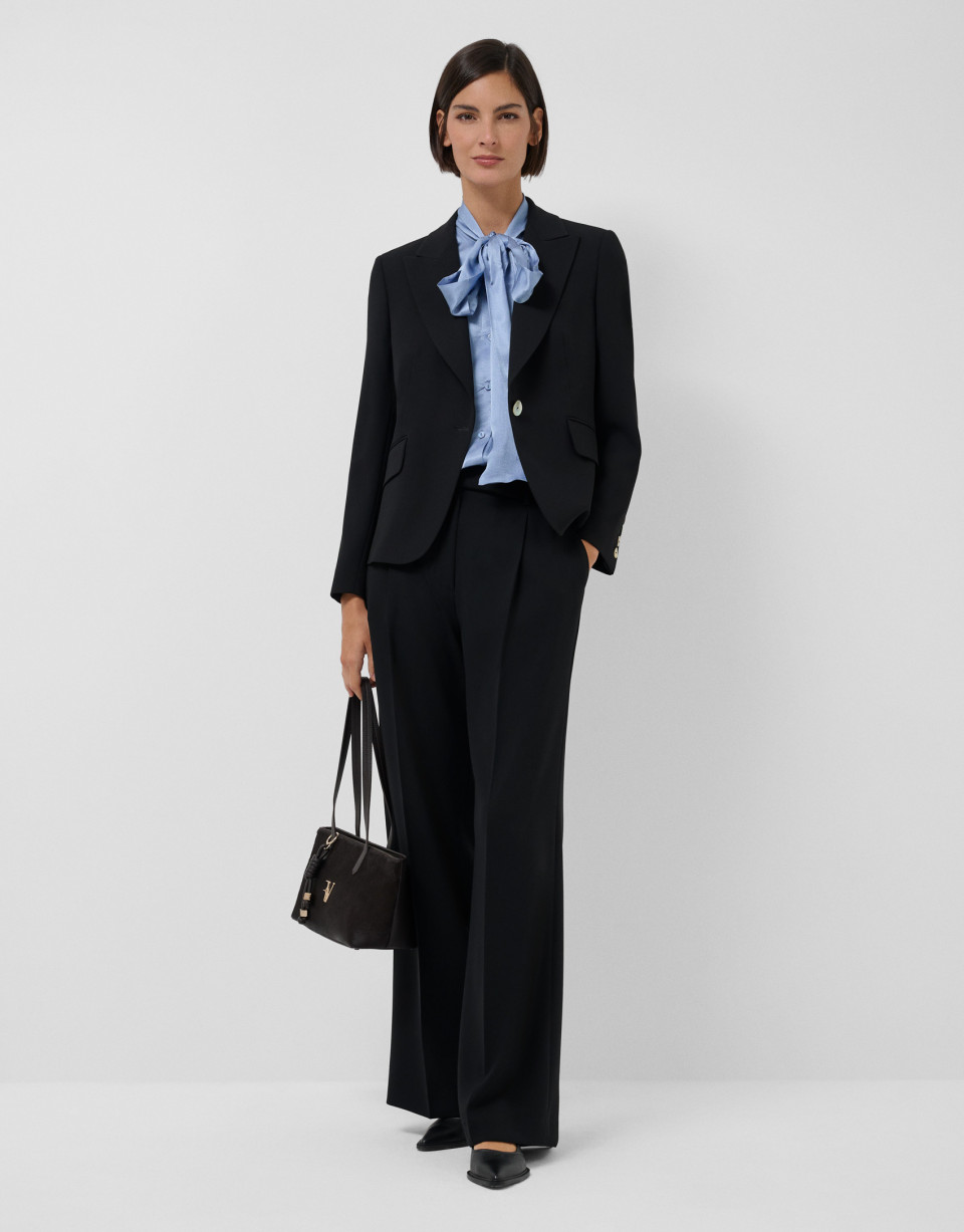 Short black crepe jacket - Mujer - AW2026 | Roberto Verino