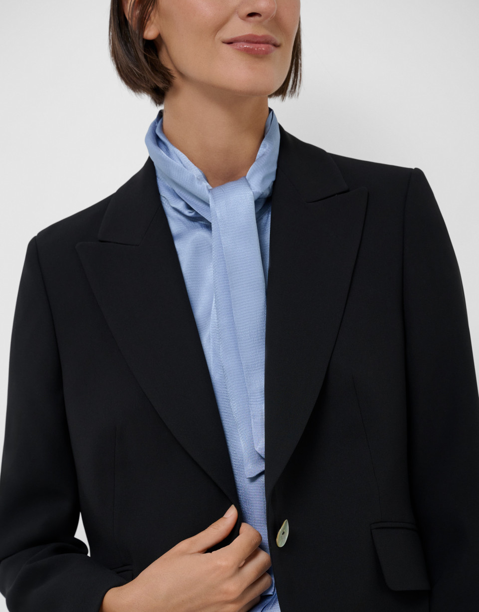 Chaqueta corta crepé negra - Mujer - OI2026 | Roberto Verino