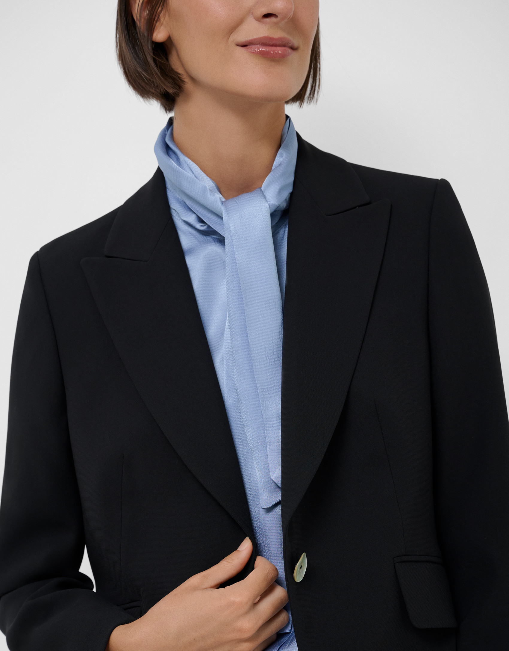 Short black crepe jacket - Mujer - AW2026 | Roberto Verino