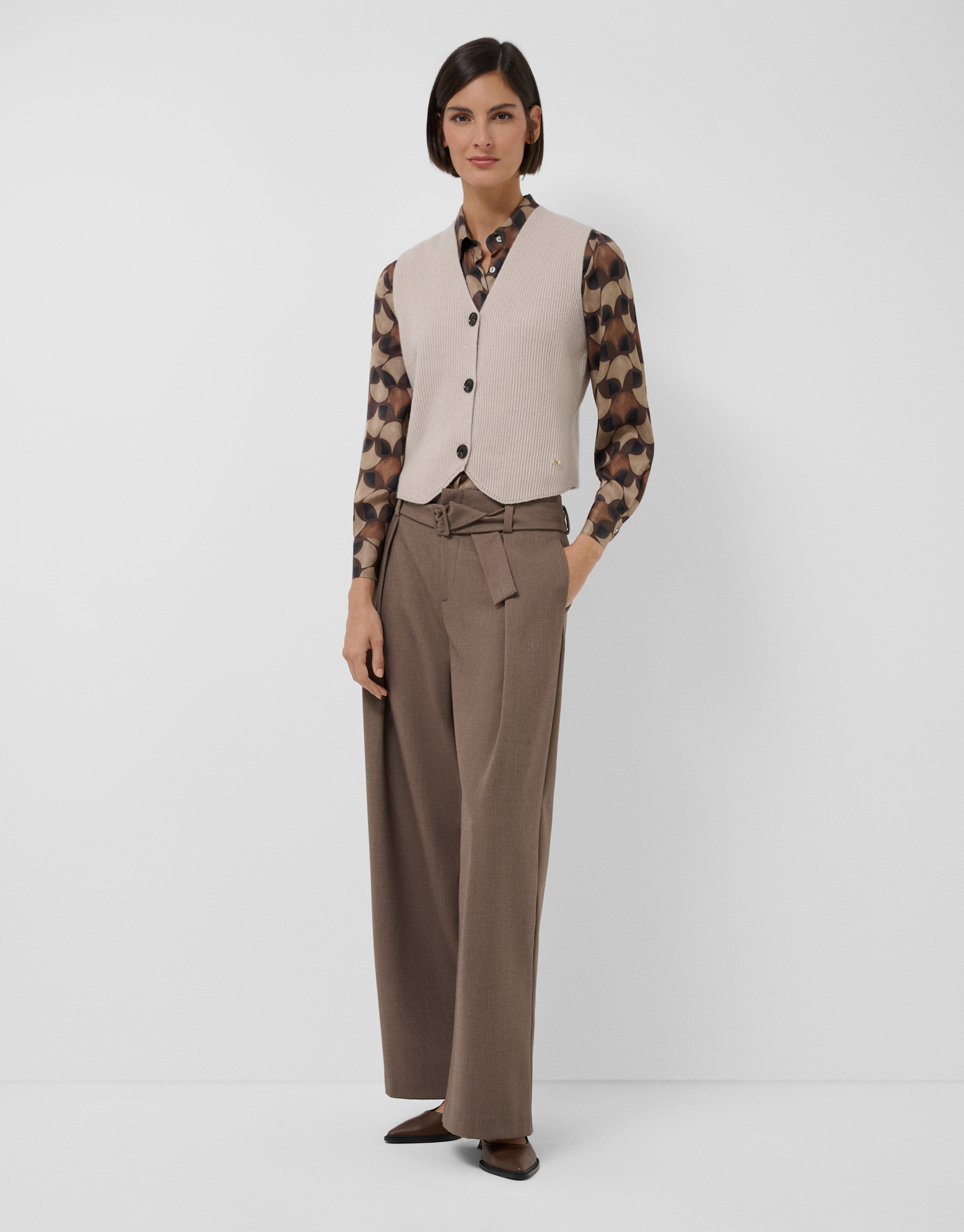 Medium beige knit vest - Mujer - AW2026 | Roberto Verino