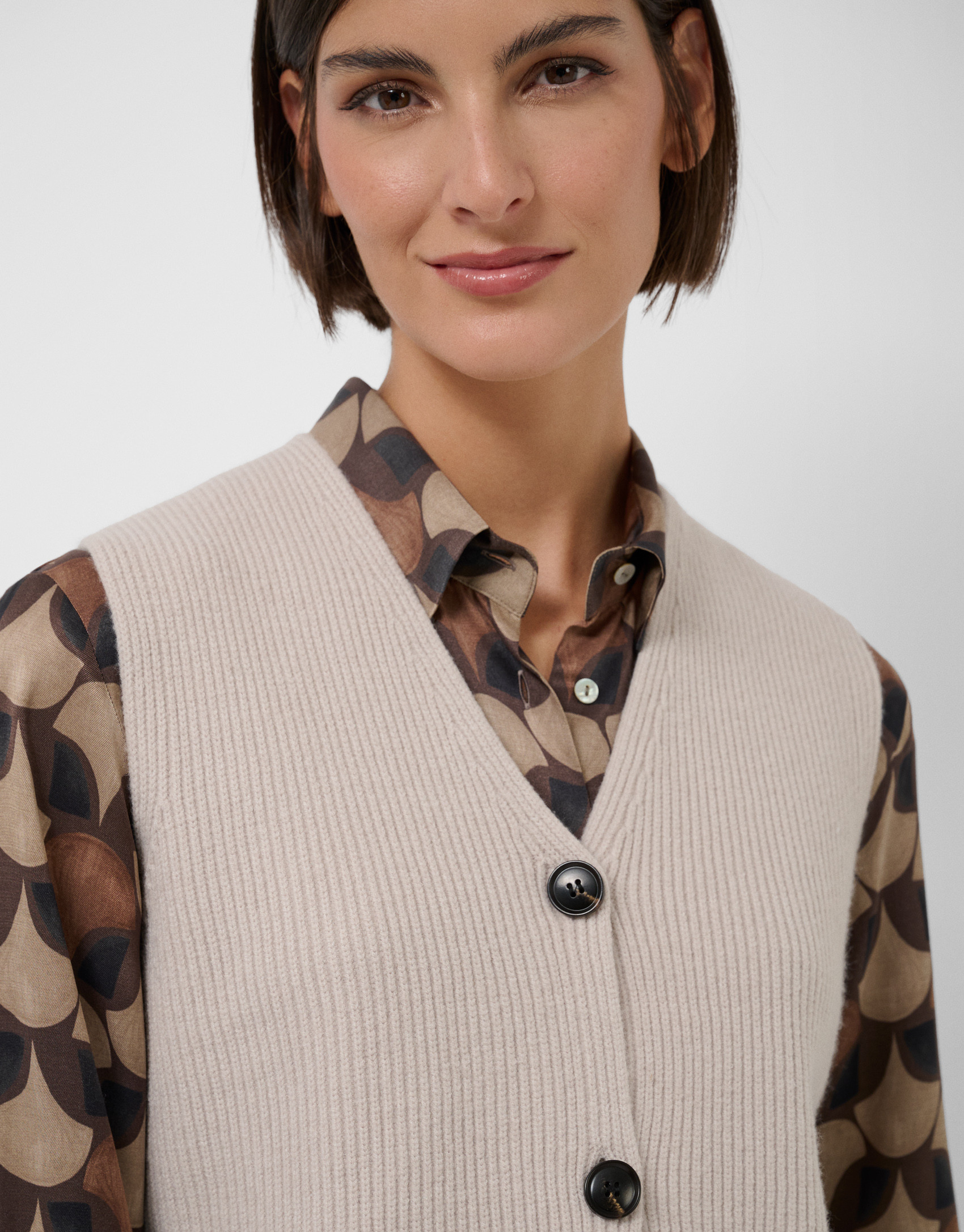 Chaleco punto medio beige - Mujer - OI2026 | Roberto Verino