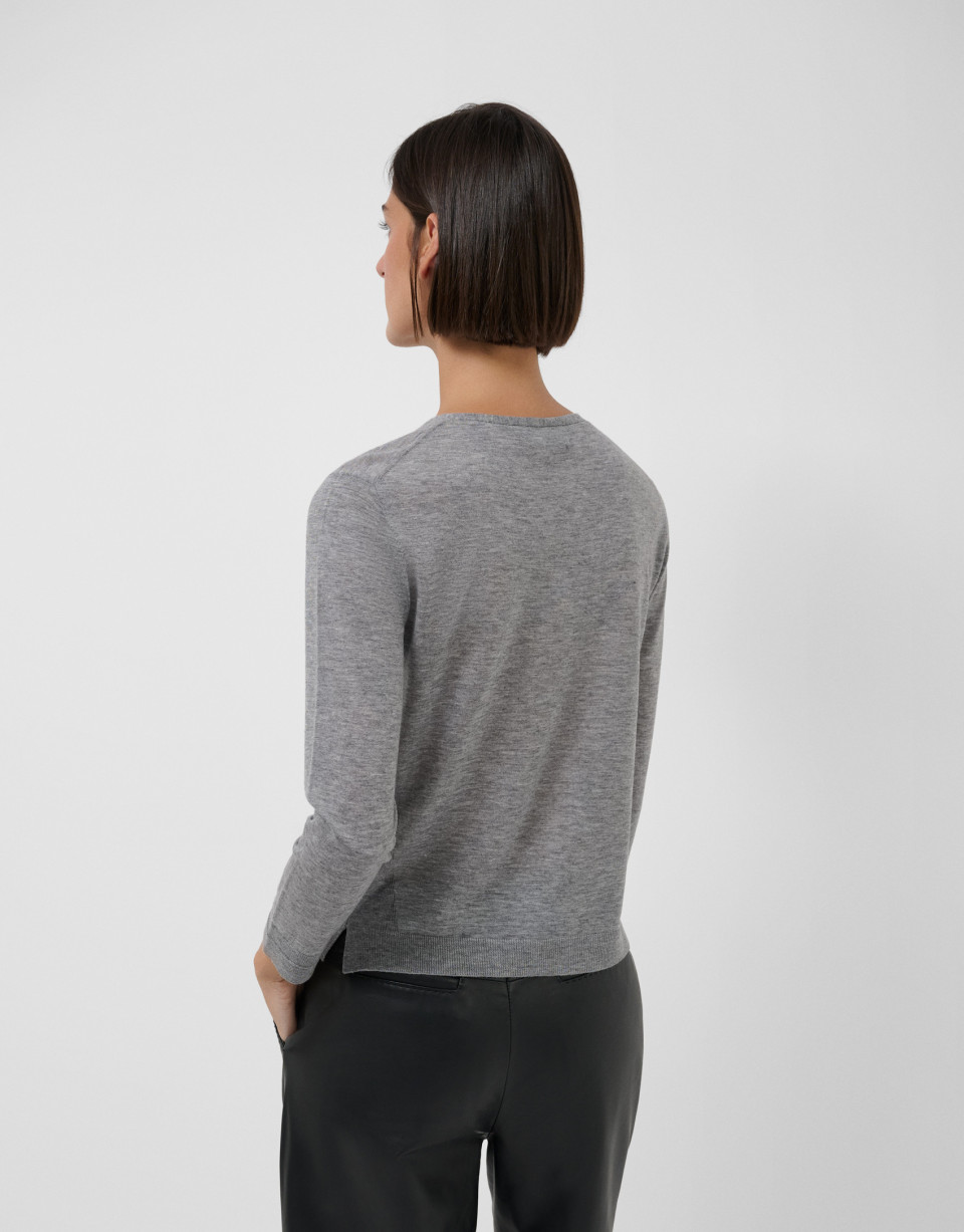 Gray fine knit V-neck sweater - Mujer - AW2026 | Roberto Verino