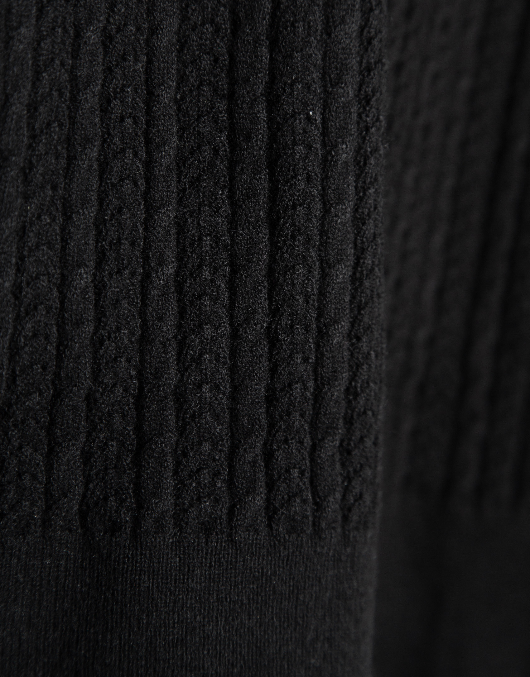 Black high-neck cable knit sweater - Mujer | Roberto Verino