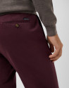 Cherry tinted chinos - Hombre - AW2026 | Roberto Verino