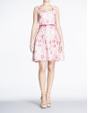 Vestido de tirantes con bordado floral rojo.