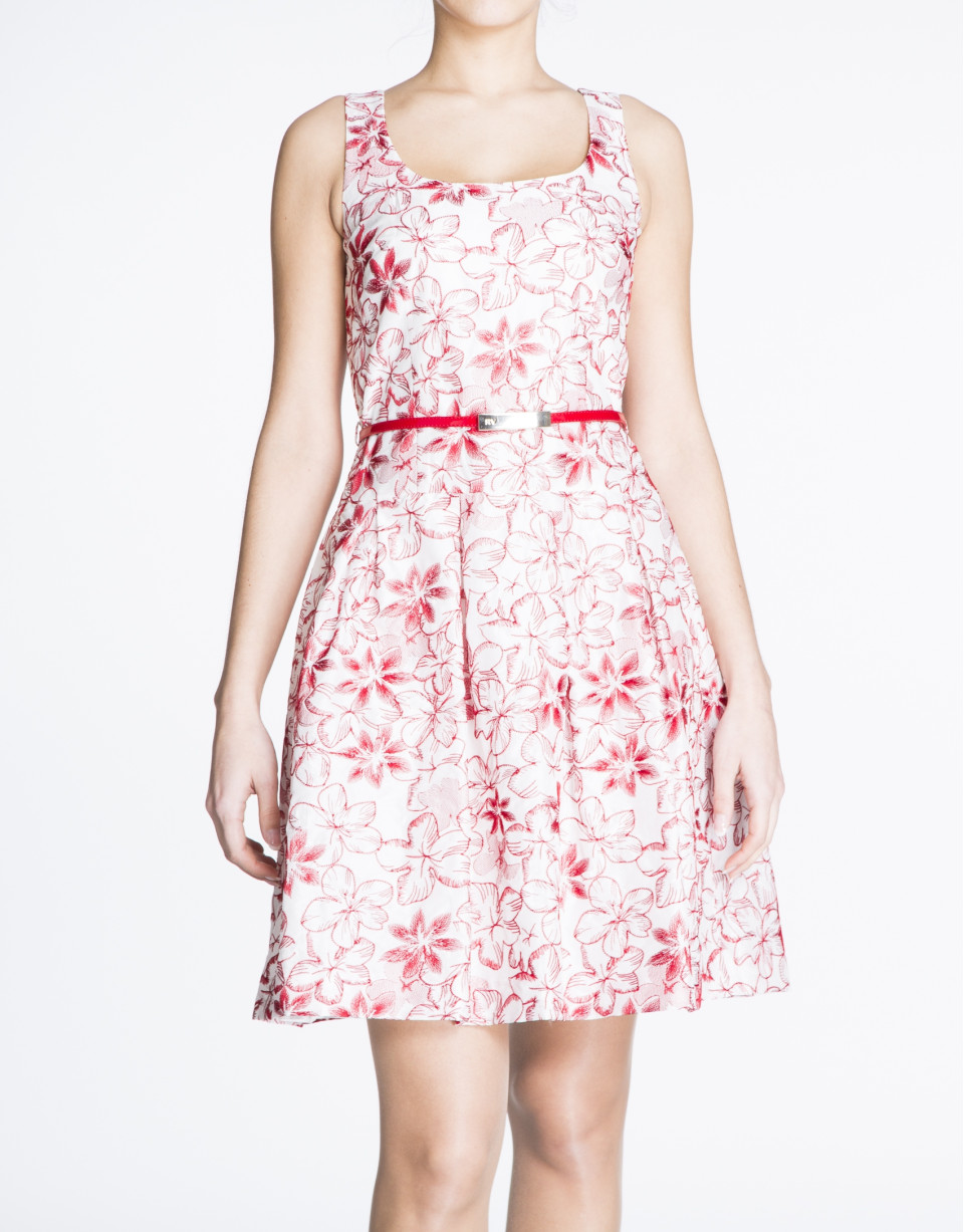Vestido de tirantes con bordado floral rojo.