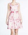 Vestido de tirantes con bordado floral rojo.