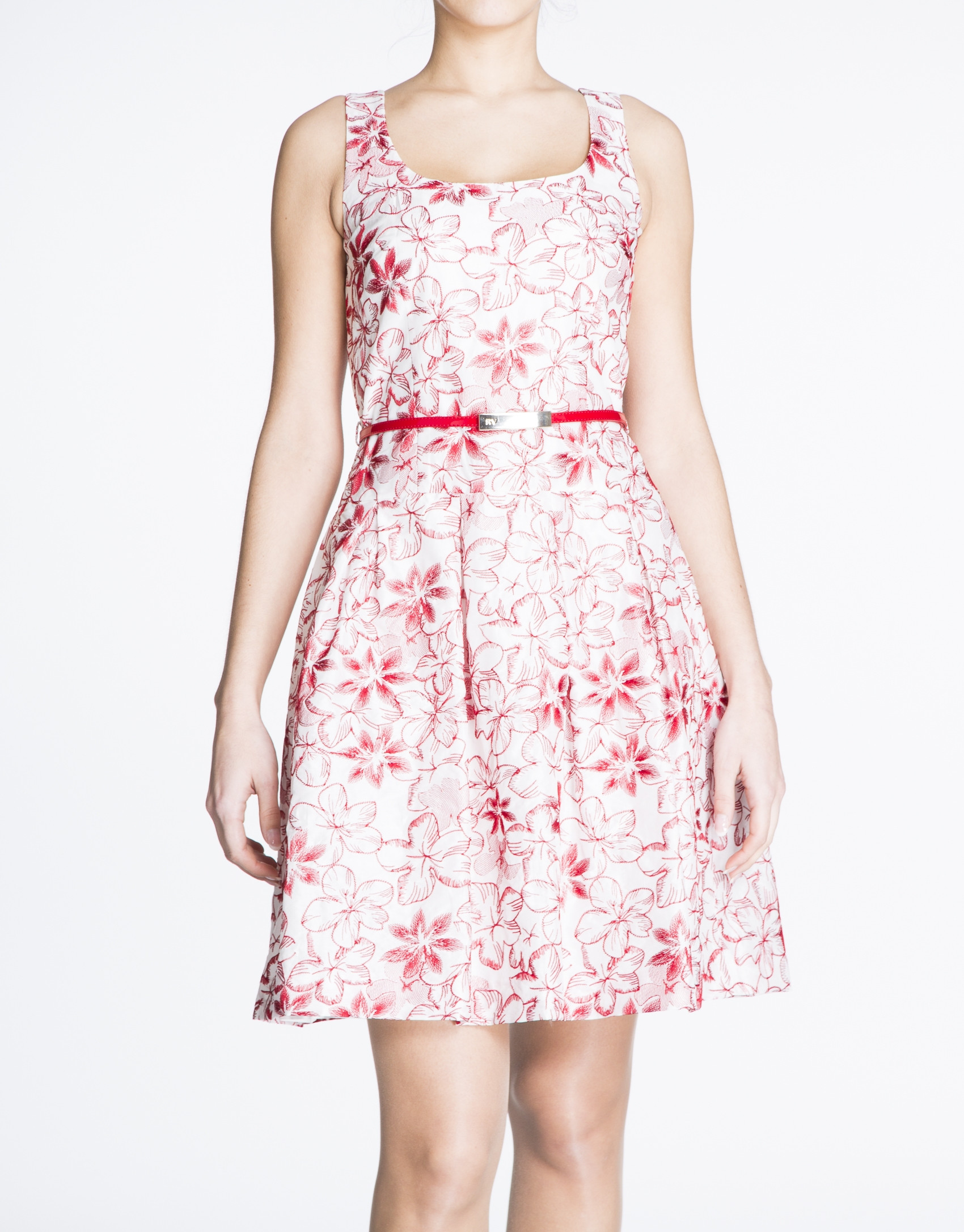 Vestido de tirantes con bordado floral rojo.