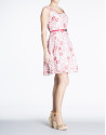 Vestido de tirantes con bordado floral rojo.