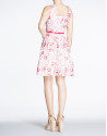 Vestido de tirantes con bordado floral rojo.