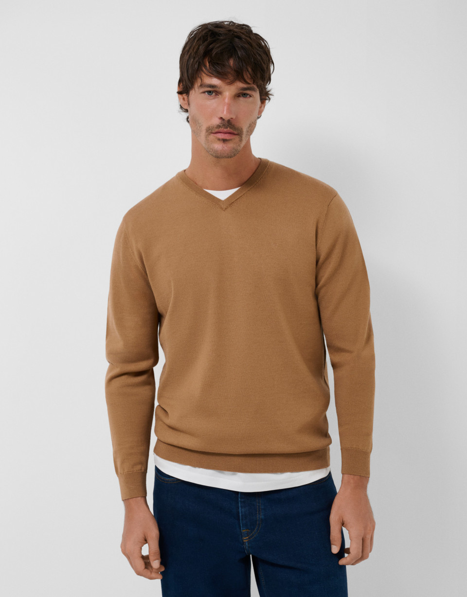 Camel V-neck sweater - Hombre - AW2026 | Roberto Verino