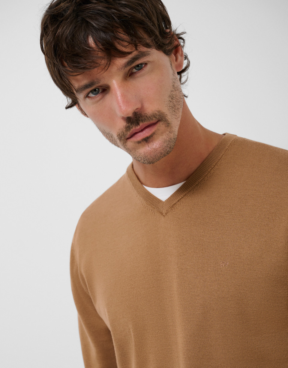 Camel V-neck sweater - Hombre - AW2026 | Roberto Verino
