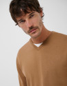Camel V-neck sweater - Hombre - AW2026 | Roberto Verino