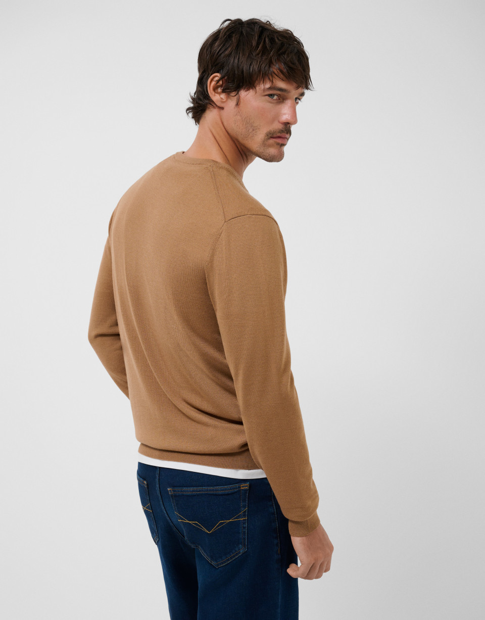 Camel V-neck sweater - Hombre - AW2026 | Roberto Verino