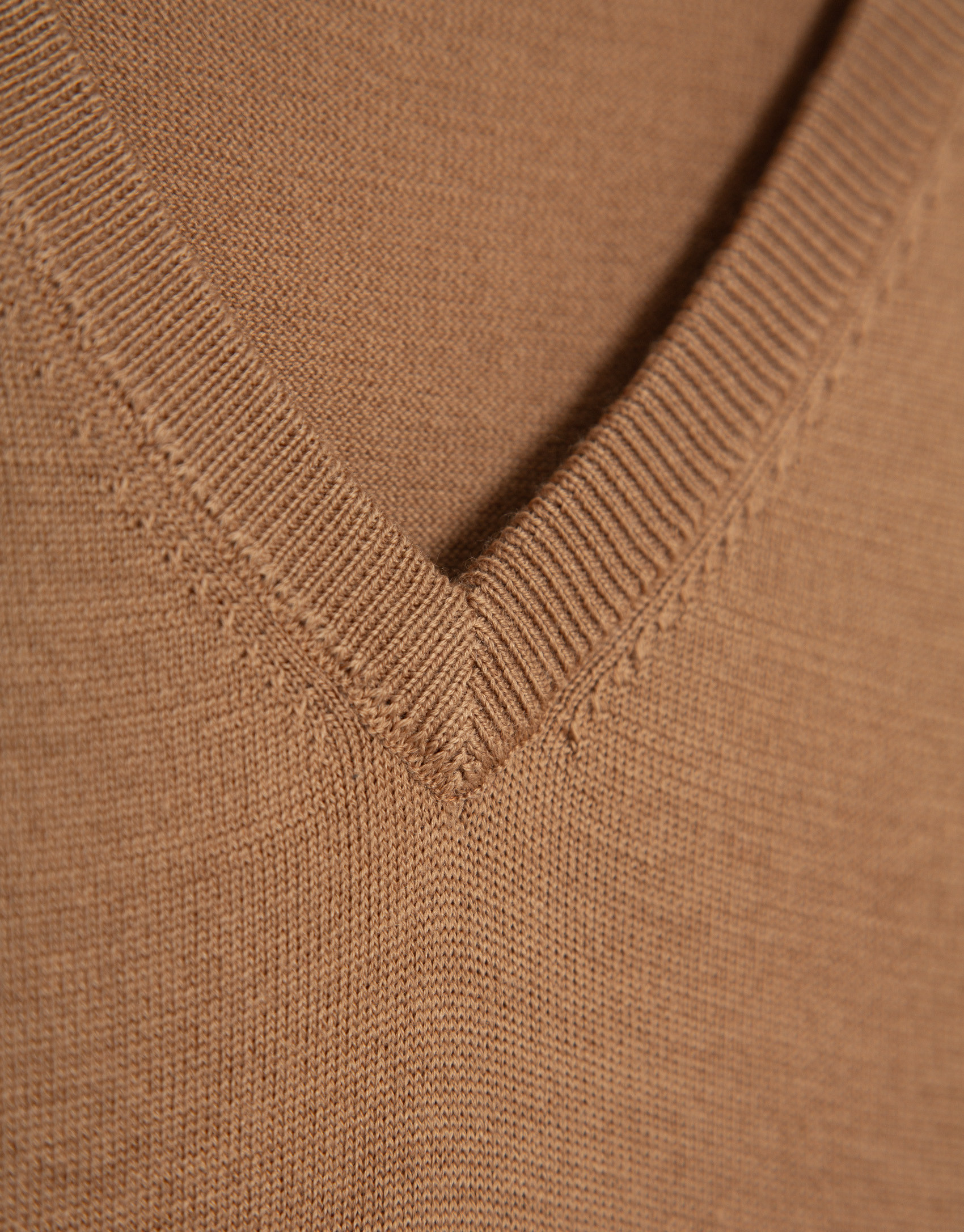 Camel V-neck sweater - Hombre - AW2026 | Roberto Verino