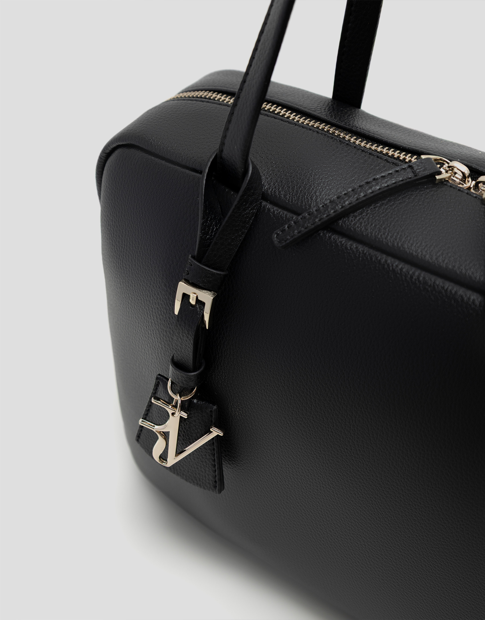 Loles Maxi black leather shoulder bag - Mujer | Roberto Verino
