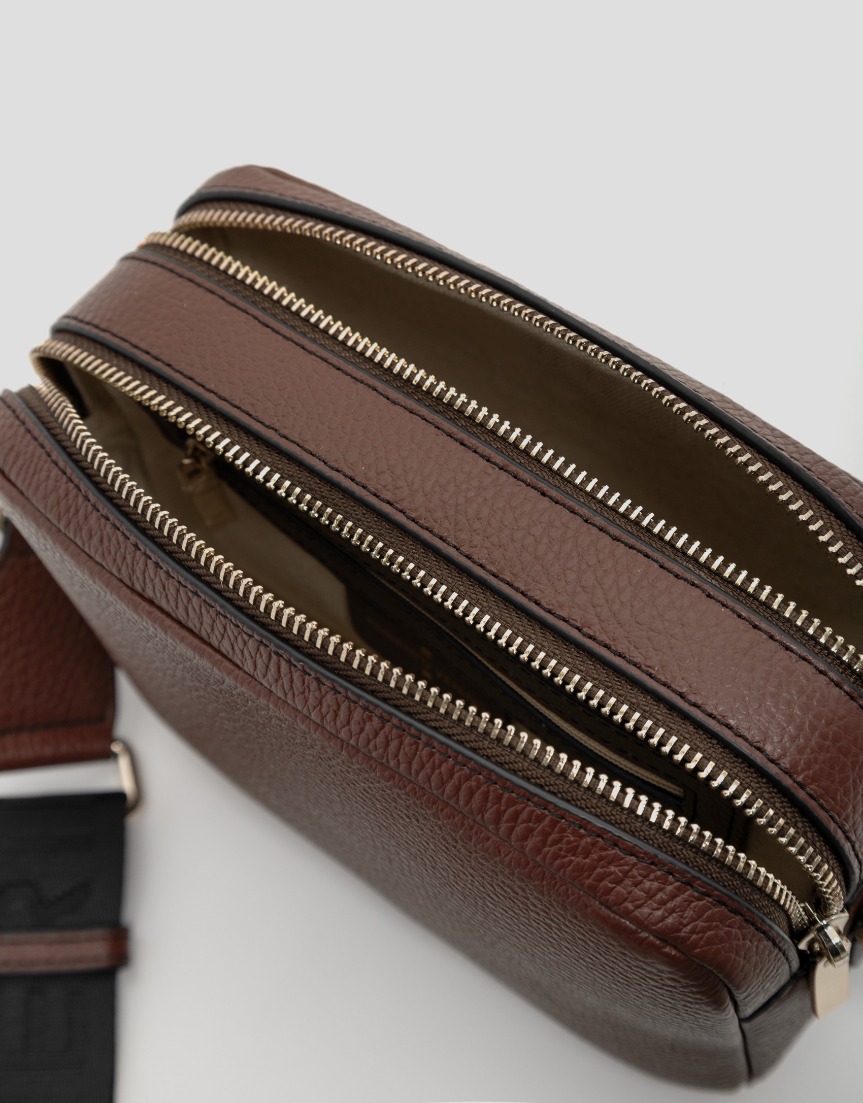 Thais light brown grained leather shoulder bag | Roberto Verino