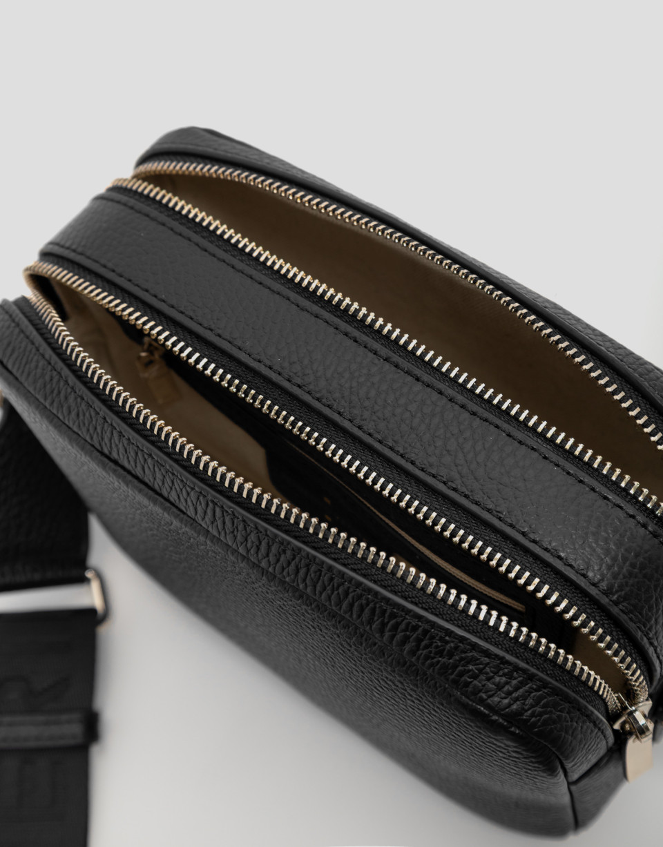 Bolso bandolera Thais piel granulada negra | Roberto Verino