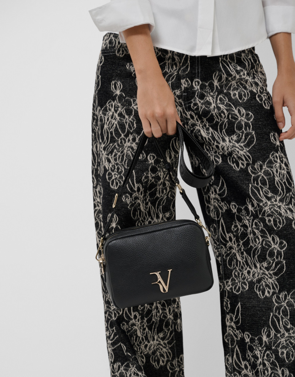 Thais black grained leather shoulder bag | Roberto Verino