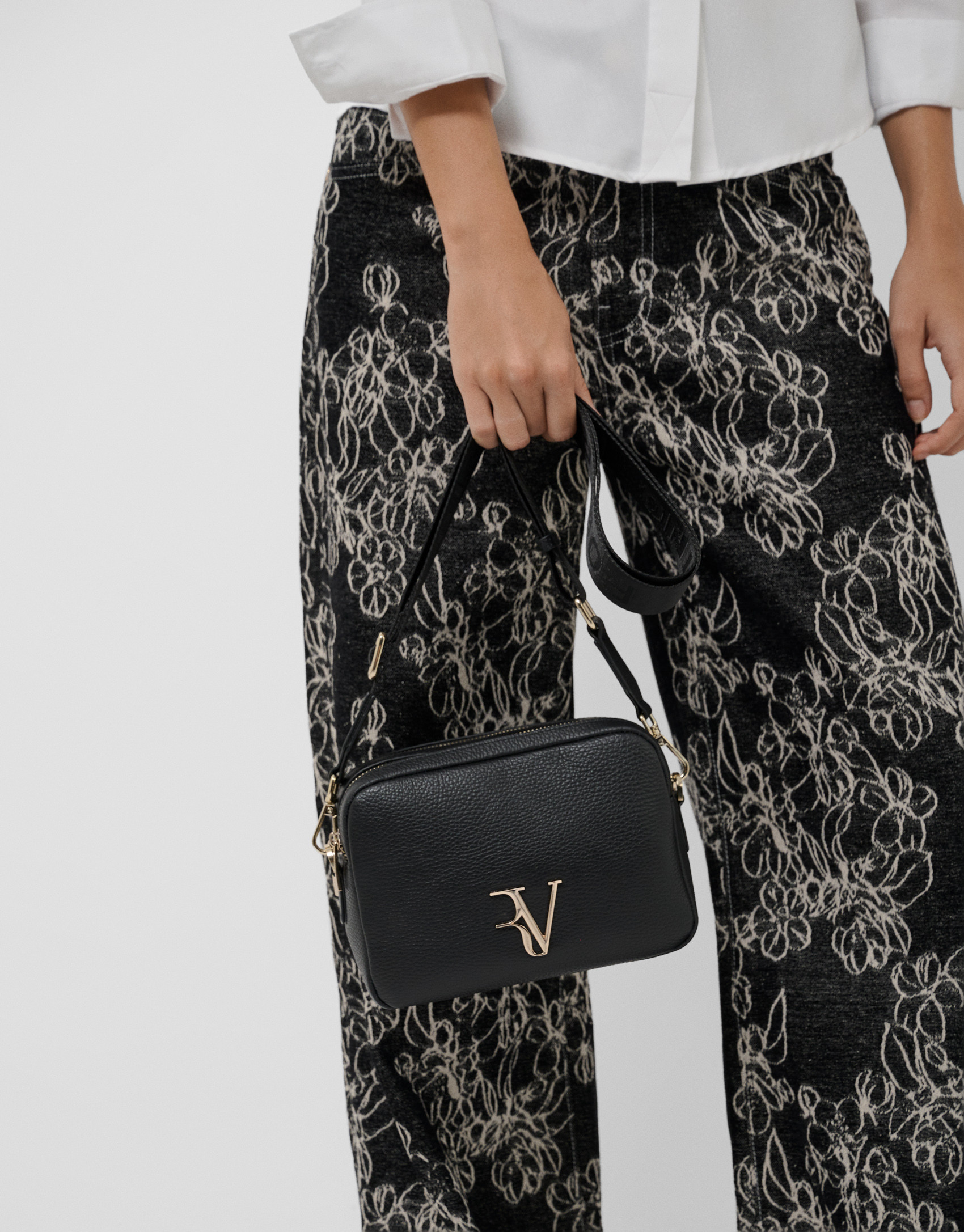Thais black grained leather shoulder bag | Roberto Verino