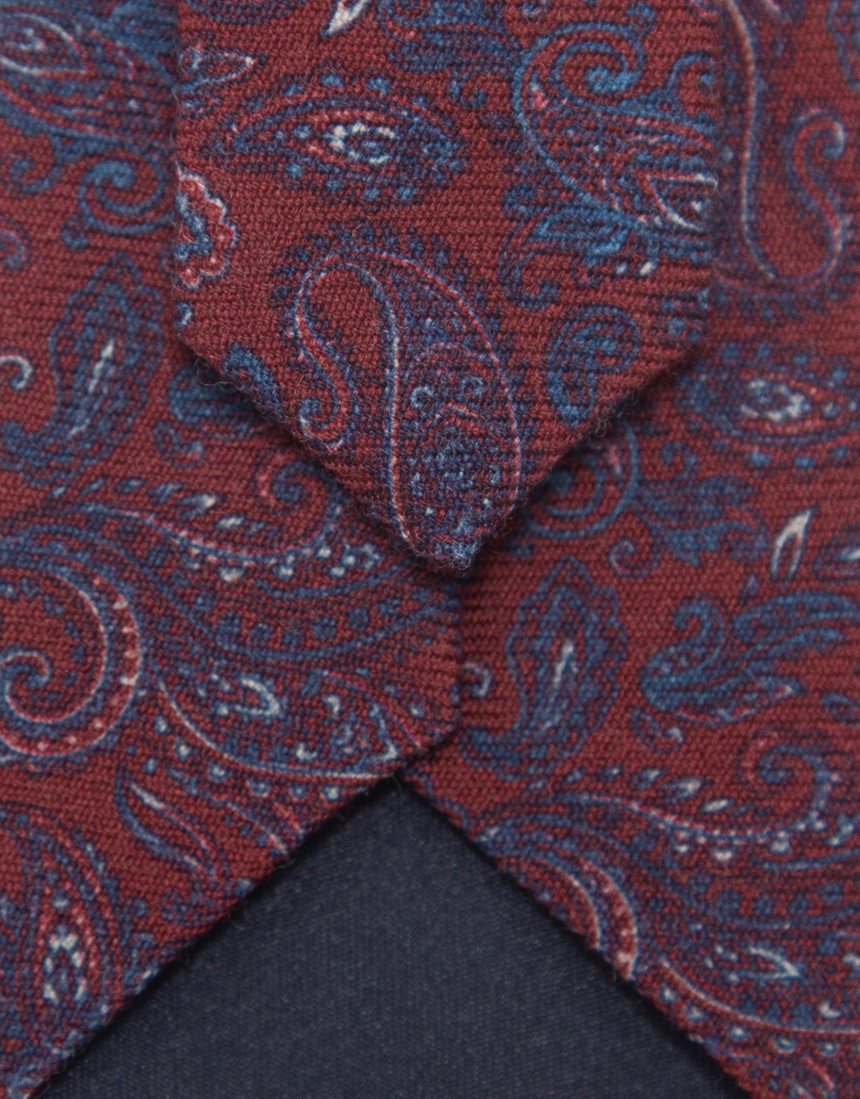 Dark cherry silk paisley tie - Hombre - AW2026 | Roberto Verino