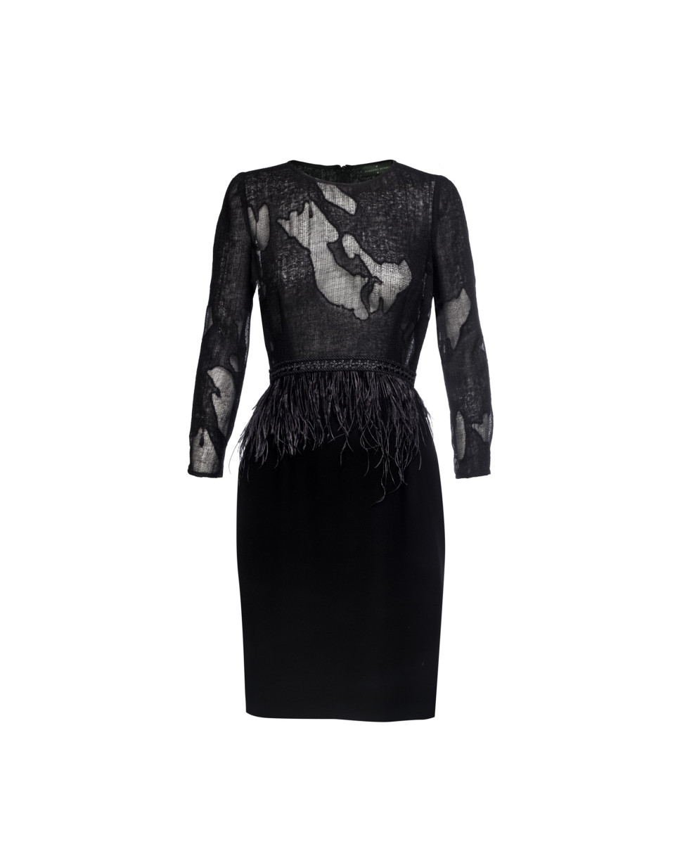 Vestido negro cintura plumas