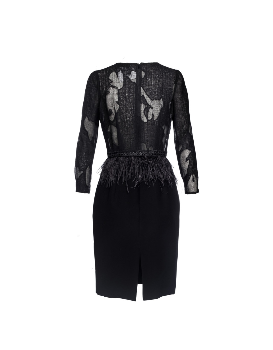 Vestido negro cintura plumas