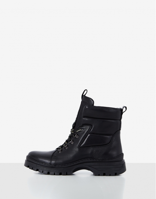 Bota de montaña negra