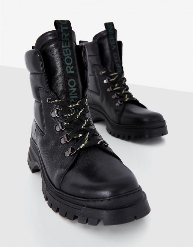 Bota de montaña negra