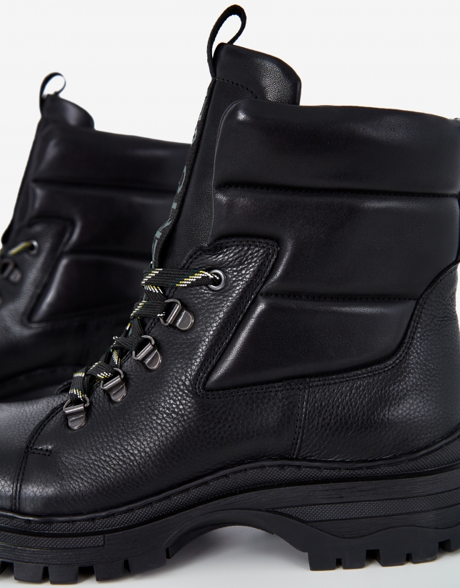 Bota de montaña negra