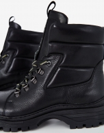 Bota de montaña negra