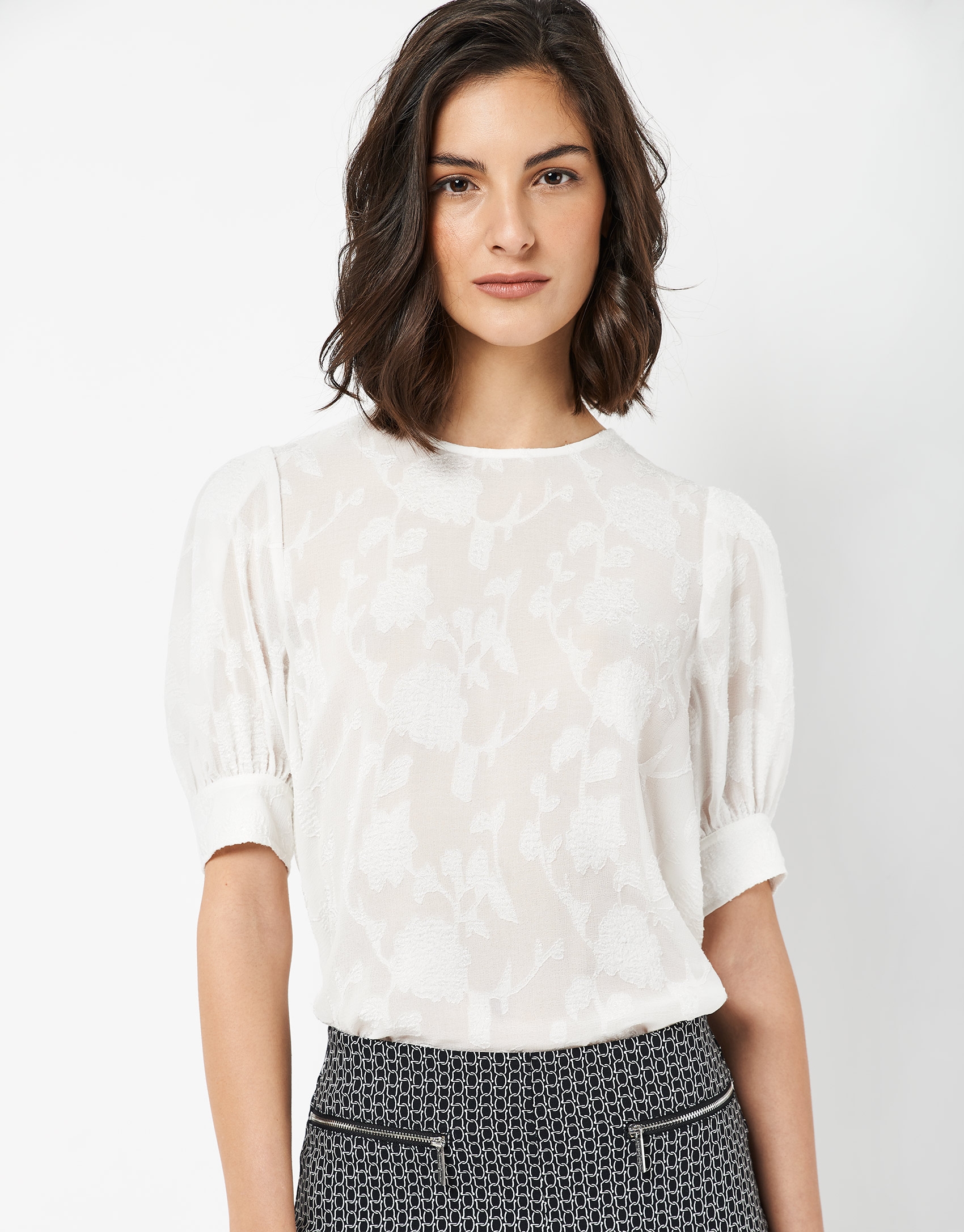 Blusa manga francesa blanca con jacquard de hojas