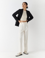 Pantal&oacute;n crep&eacute; beige claro con bordado suizo