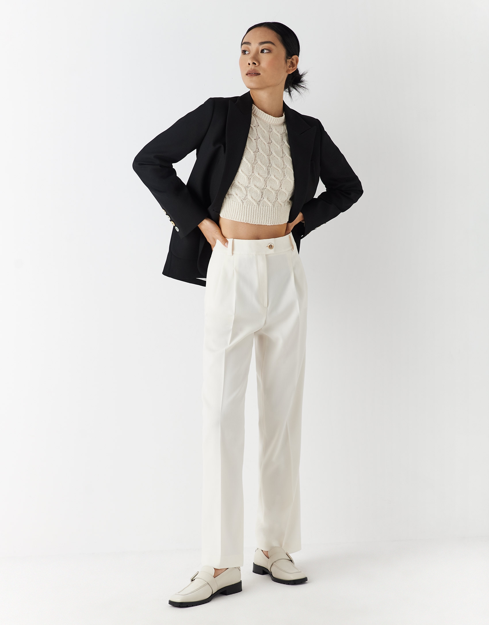 Pantal&oacute;n crep&eacute; beige claro con bordado suizo