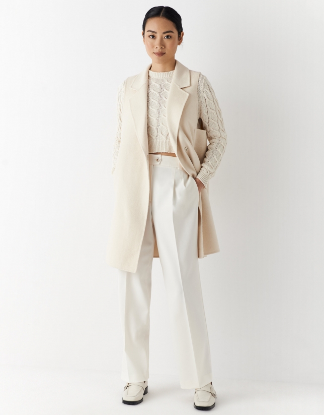 Pantal&oacute;n crep&eacute; beige claro con bordado suizo