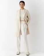 Pantal&oacute;n crep&eacute; beige claro con bordado suizo